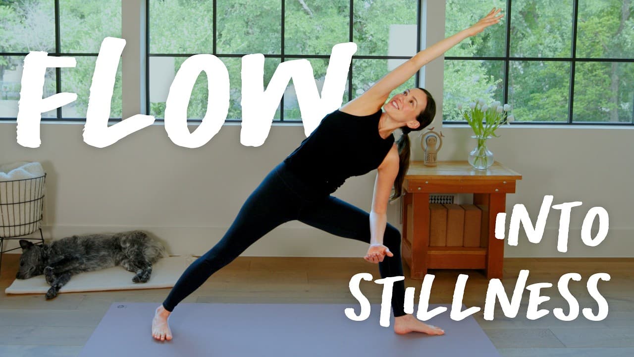 Flow Into Stillness: 30 minuti di yoga verso la quiete